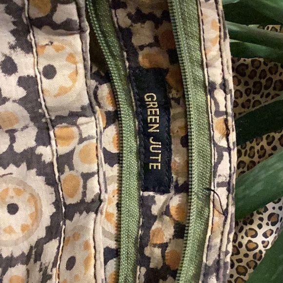 Cute lightly used Green Jute bag perfect for the season. It has 3 inside pockets - Picture 8 of 10